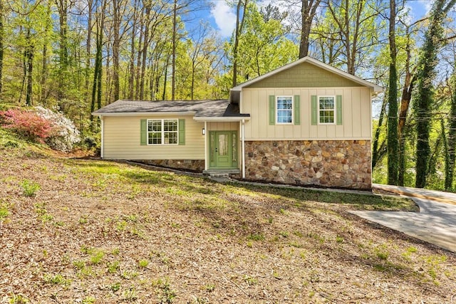 638 Pine Oaks Dr, Tunnel Hill, GA 30755 - tri-level home with stone siding and board and batten siding