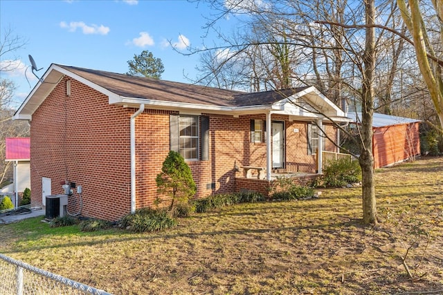 view of front of property featuring central AC unit and a front yard