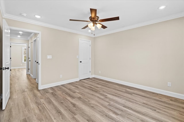 unfurnished bedroom featuring light wood-style flooring, baseboards, recessed lighting, ceiling fan, and ornamental molding