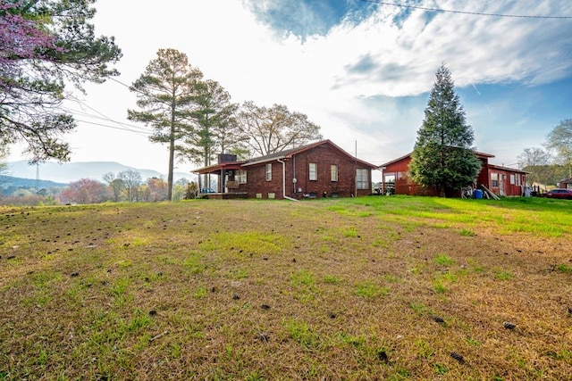 view of yard featuring a mountain view