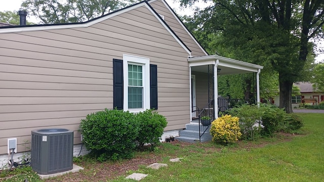 430 Lester Ave, Dalton, GA 30721 - view of side of home featuring central air condition unit, a porch, and a lawn