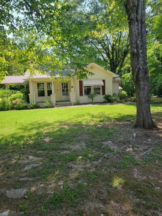 view of front of house with a front lawn