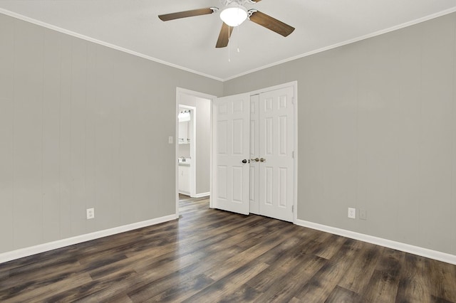 unfurnished room with dark wood-type flooring, ceiling fan, and ornamental molding