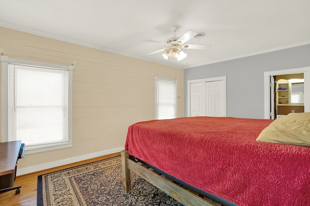 bedroom featuring hardwood / wood-style floors, ornamental molding, a closet, and ceiling fan