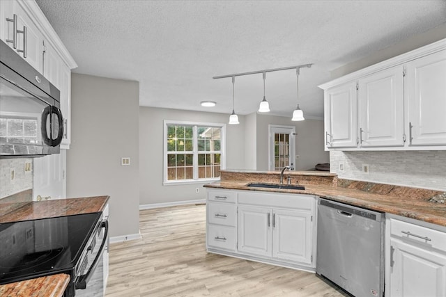 353 Diamond Way, Chatsworth, GA 30705 - kitchen with appliances with stainless steel finishes, white cabinets, a textured ceiling, tasteful backsplash, and light wood finished floors