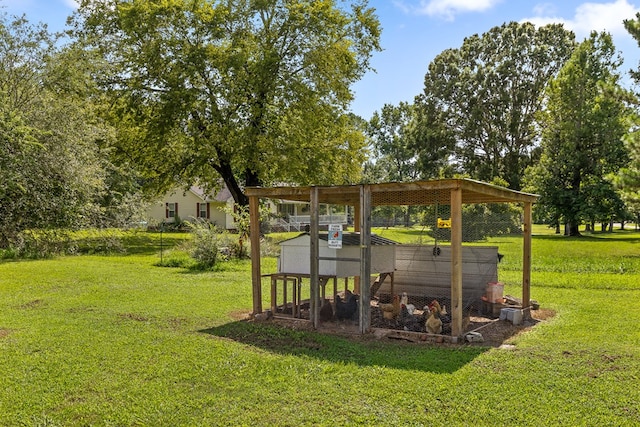 view of yard featuring an outbuilding