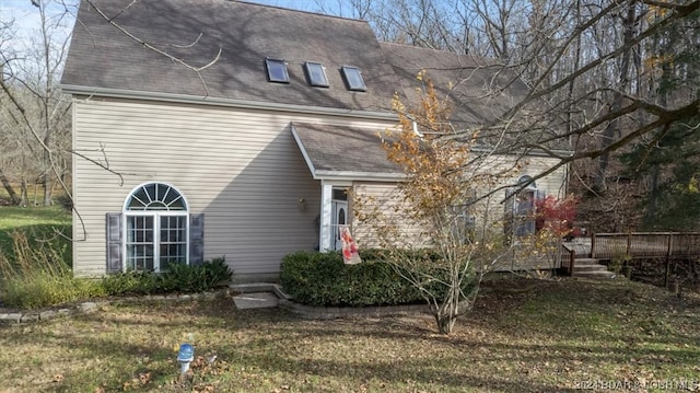 view of front of home featuring a front yard