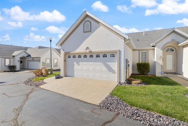 view of front of house featuring a front lawn and a garage