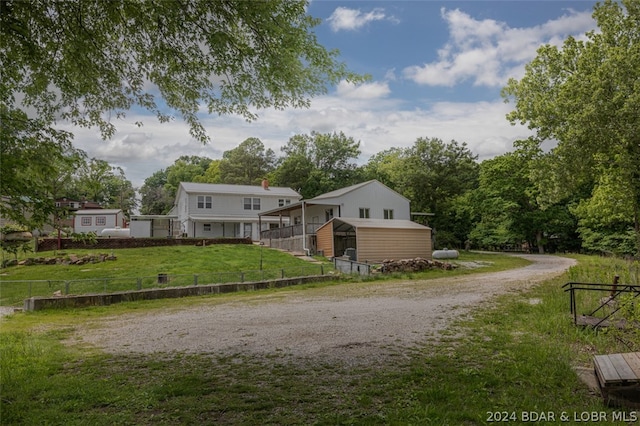 view of front of property featuring a front lawn