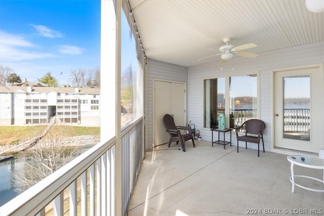 sunroom with ceiling fan