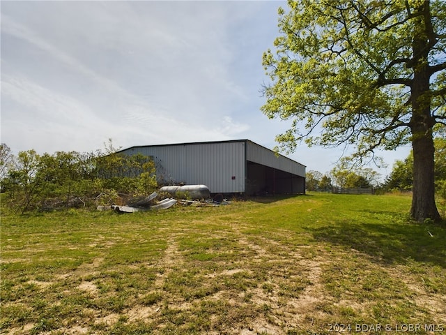 view of yard with an outdoor structure