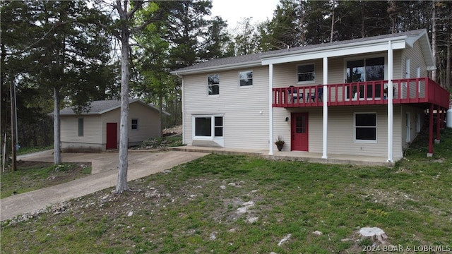 view of front of home featuring a front yard