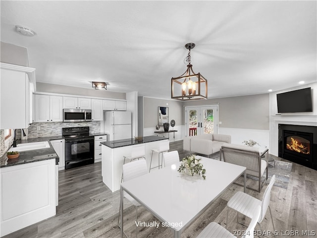 dining area featuring light hardwood / wood-style floors, a notable chandelier, and sink