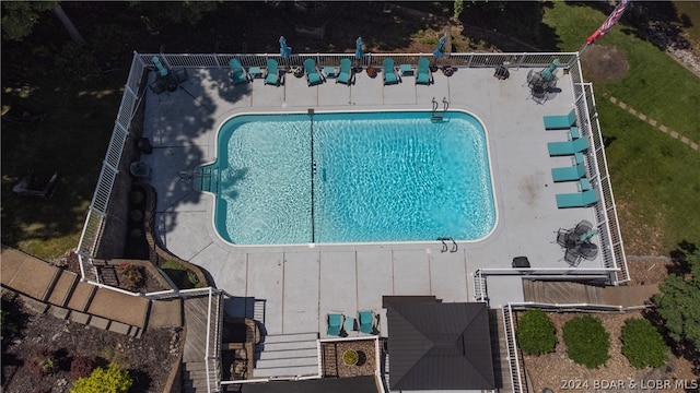 view of swimming pool