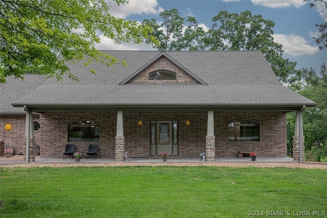 view of front facade featuring a front lawn