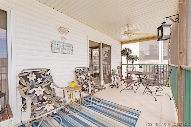 sunroom / solarium with ceiling fan