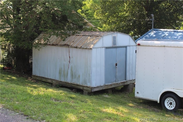 view of outdoor structure with a lawn