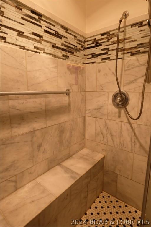 bathroom featuring a tile shower