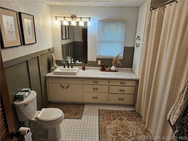 bathroom with a shower with shower curtain, vanity, and toilet