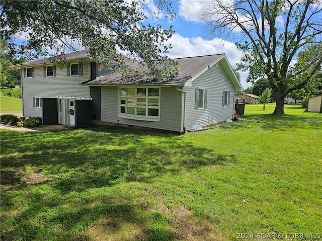 view of front facade featuring a front lawn