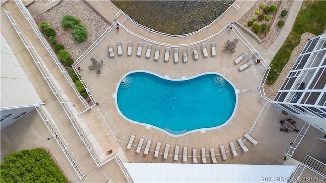 view of swimming pool