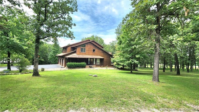 view of front facade featuring a front yard