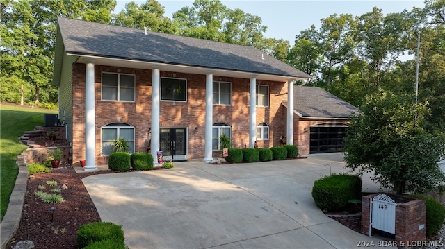 view of front facade featuring a garage