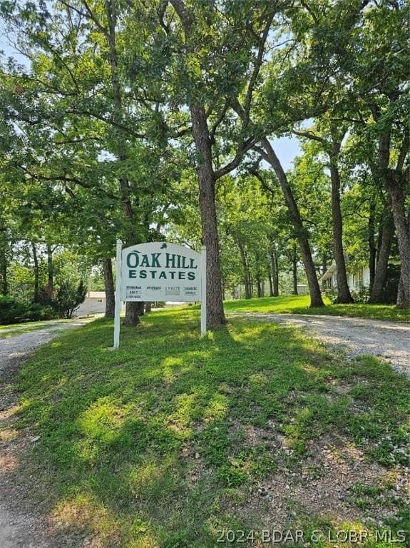 community sign with a lawn