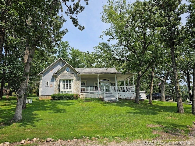 view of front of house featuring covered porch and a front lawn