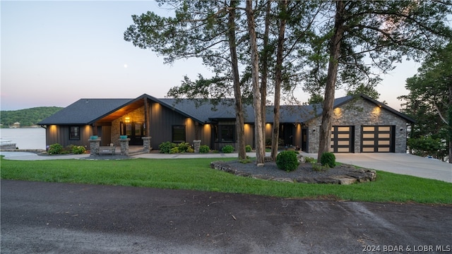 view of front facade featuring a garage and a lawn