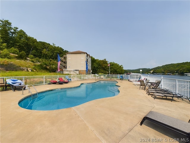 view of swimming pool featuring a patio