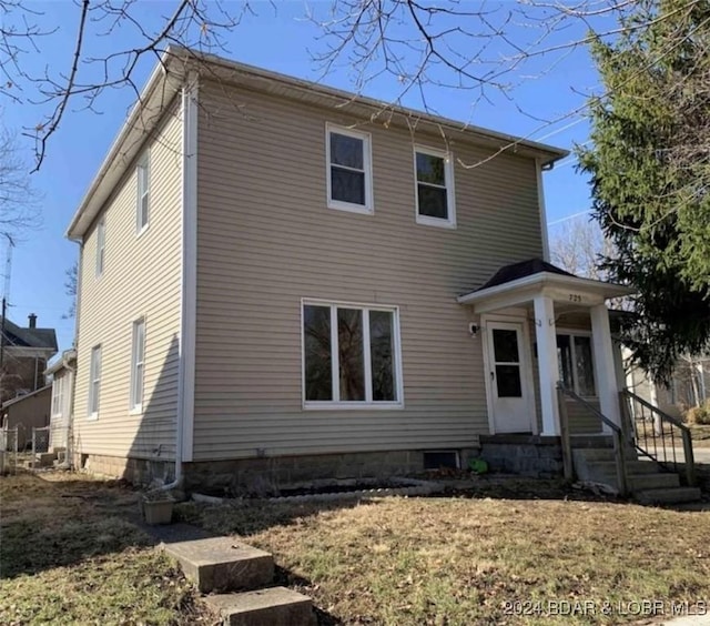 traditional-style home featuring entry steps