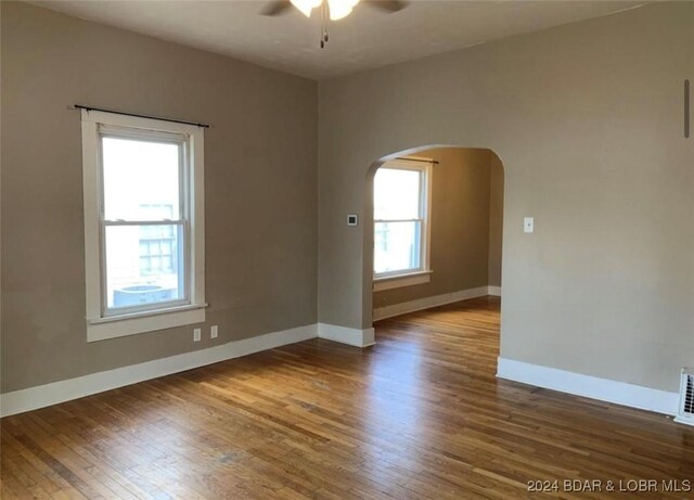 unfurnished room featuring ceiling fan and hardwood / wood-style flooring