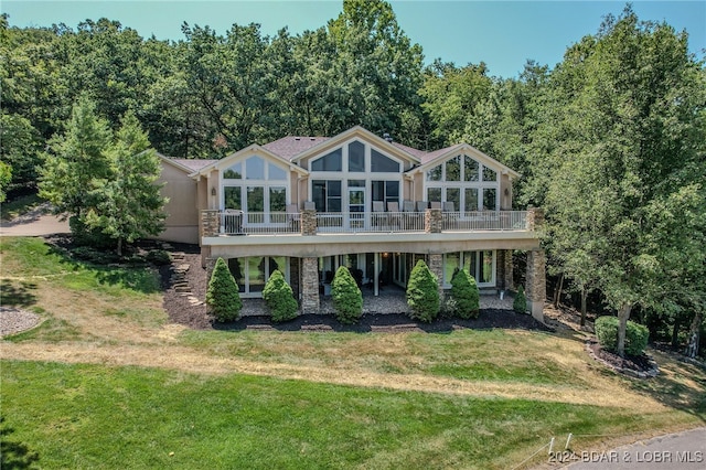 view of front of house with a front lawn