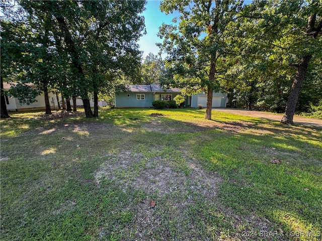 view of yard with a garage