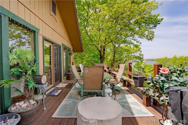 deck with outdoor dining space