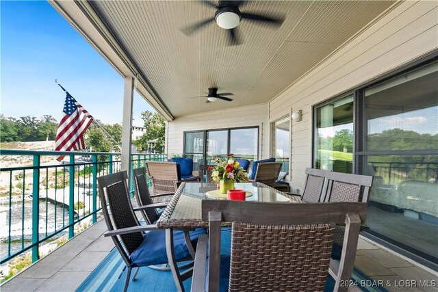 sunroom / solarium featuring ceiling fan