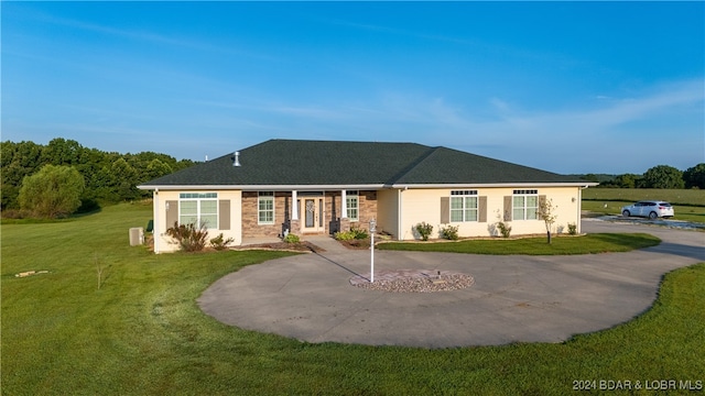 view of front facade with a front lawn