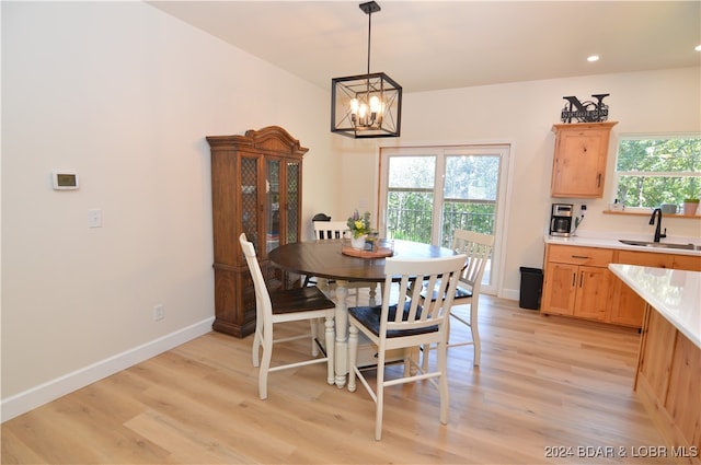 dining room featuring a chandelier, light hardwood / wood-style floors, and sink