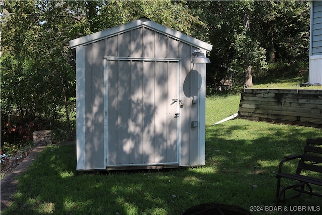 view of outdoor structure featuring a yard