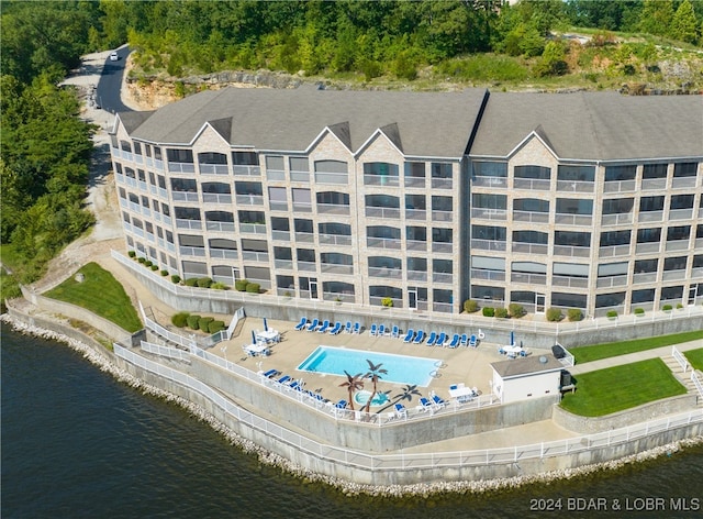 bird's eye view with a water view