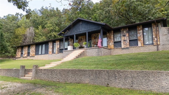 view of front facade with covered porch and a front yard