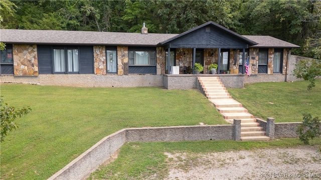 view of front of property with a front lawn and covered porch