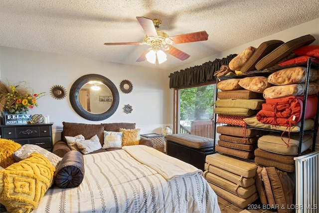 bedroom featuring ceiling fan and a textured ceiling