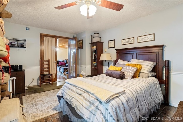 bedroom featuring ceiling fan and a textured ceiling