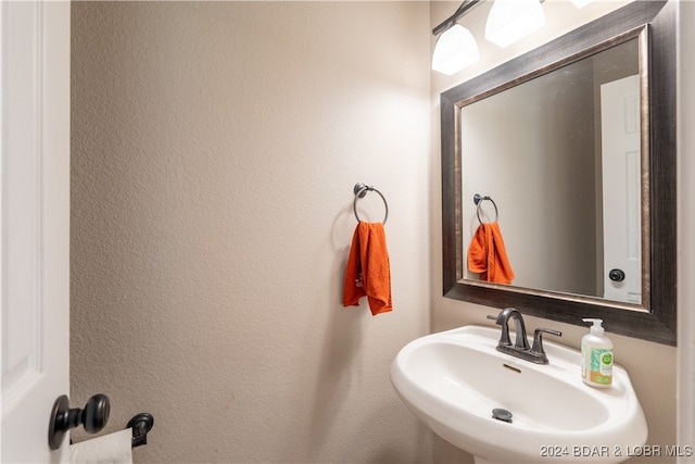 bathroom featuring sink