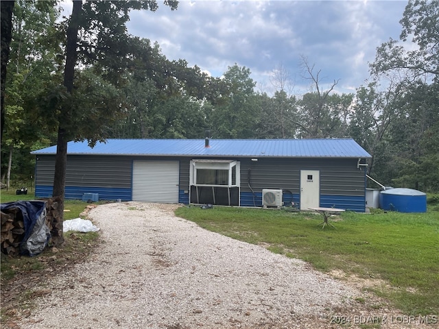 view of front of home featuring ac unit and a front yard