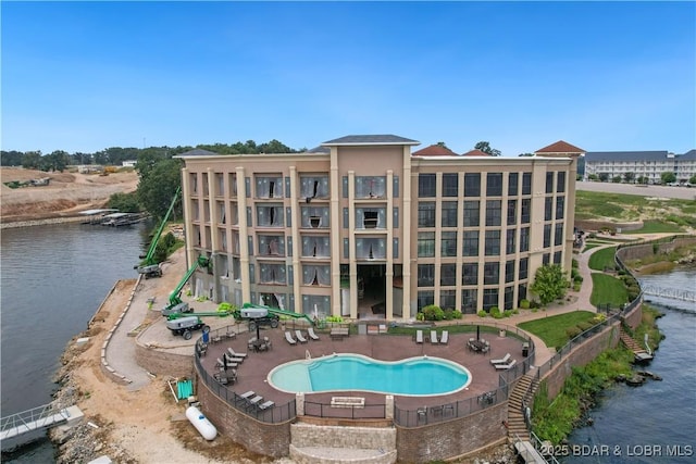 view of pool featuring a water view