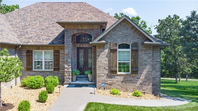 view of front of property featuring a front yard