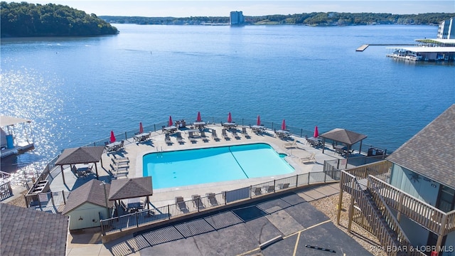 bird's eye view with a water view